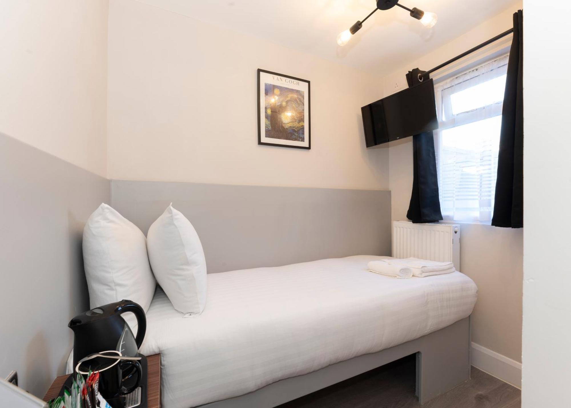 Marina Hotel London Exterior photo